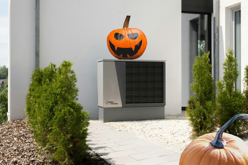 Pompe à chaleur décorée d'une citrouille, symbolisant la préparation de votre système de chauffage pour un Halloween chaleureux.