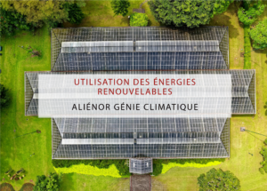 Toit équipé de panneaux solaires thermiques, illustrant l'utilisation des énergies renouvelables pour optimiser l'efficacité énergétique et réduire l'empreinte carbone des bâtiments.